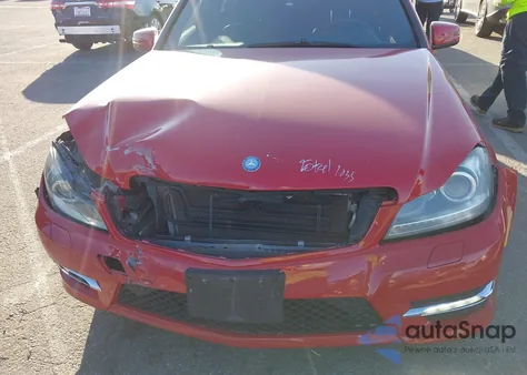 2013 Mercedes-Benz C 250 Sport z USA, uszkodzony, nr VIN WDDGF4HBXDA775826